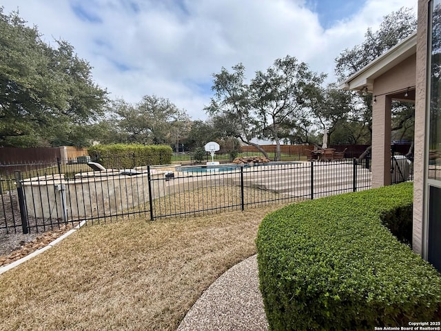 view of yard with a fenced in pool