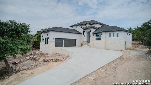 view of front facade with a garage