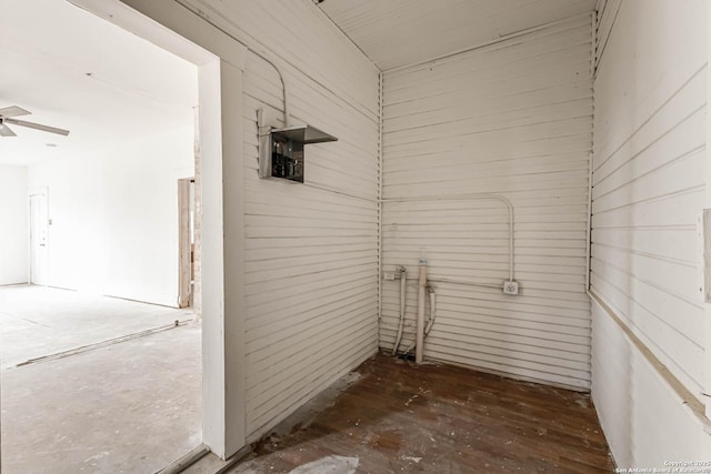 bathroom featuring ceiling fan