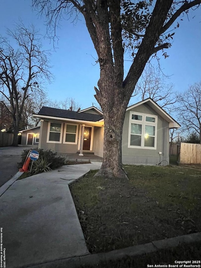 view of front of house featuring a front yard