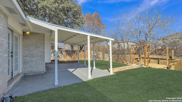 view of yard featuring a patio area