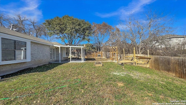 view of yard featuring a patio area