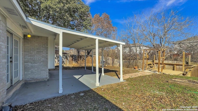 view of yard featuring a patio area