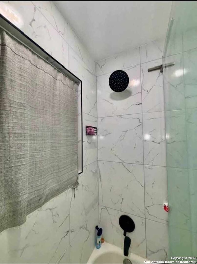 bathroom with tiled shower / bath combo