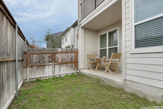 view of yard featuring a patio