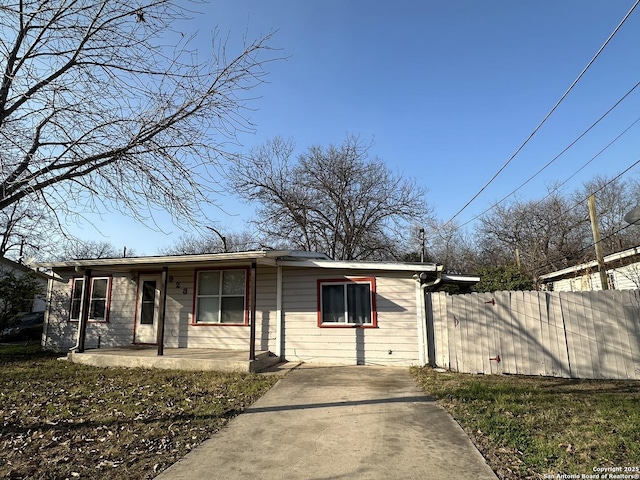 view of front facade with a patio area and a front yard