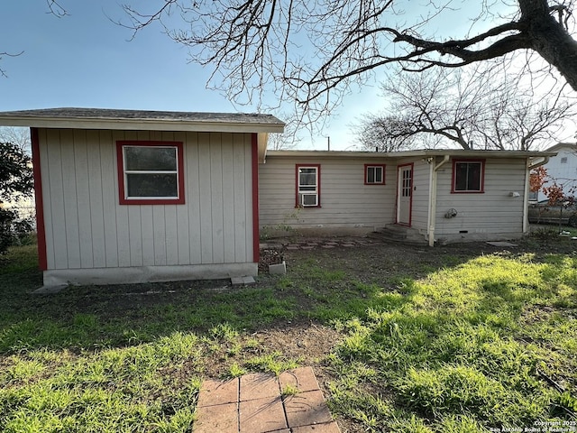 back of house featuring a yard