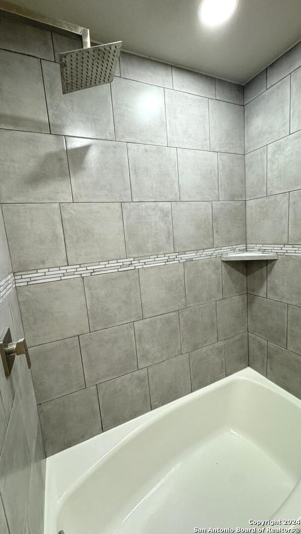 bathroom featuring tiled shower / bath