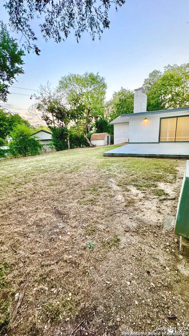 view of yard featuring a patio