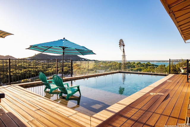 view of swimming pool