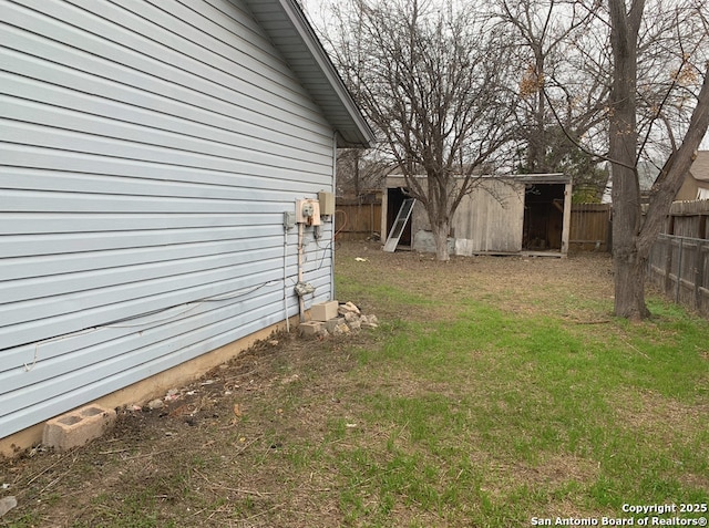 view of yard featuring a shed