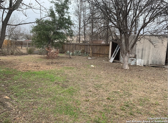 view of yard featuring an outbuilding