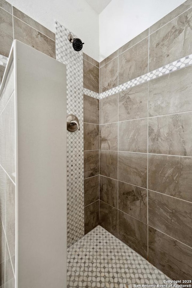 bathroom featuring tiled shower