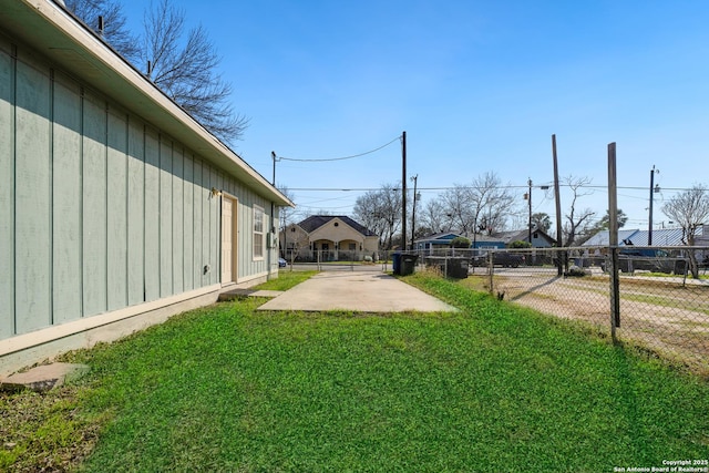 view of yard with a patio area