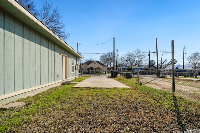 view of yard featuring a patio