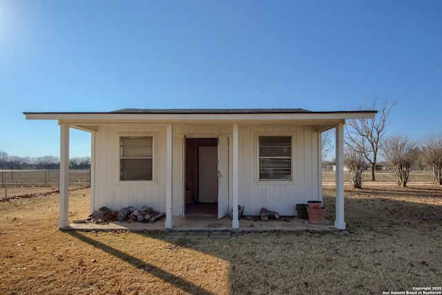 view of front facade featuring a front yard and a rural view