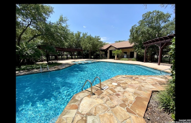 Listing photo 2 for 108 Sendera Way, Canyon Lake TX 78133