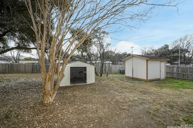 view of yard featuring a shed