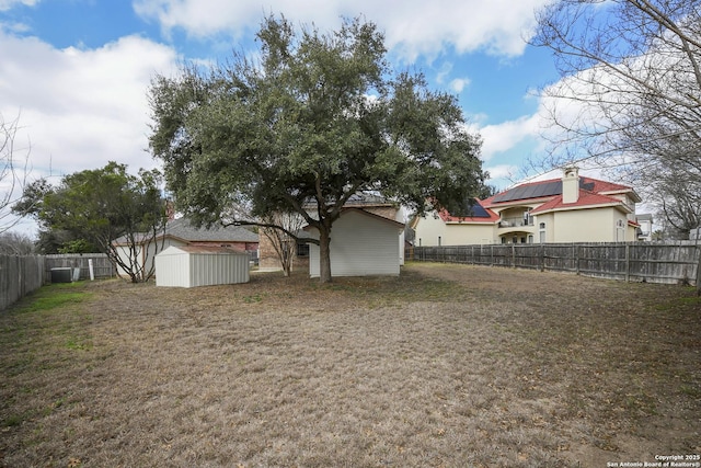 view of yard with a storage shed