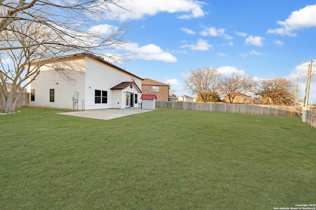 view of yard featuring a patio