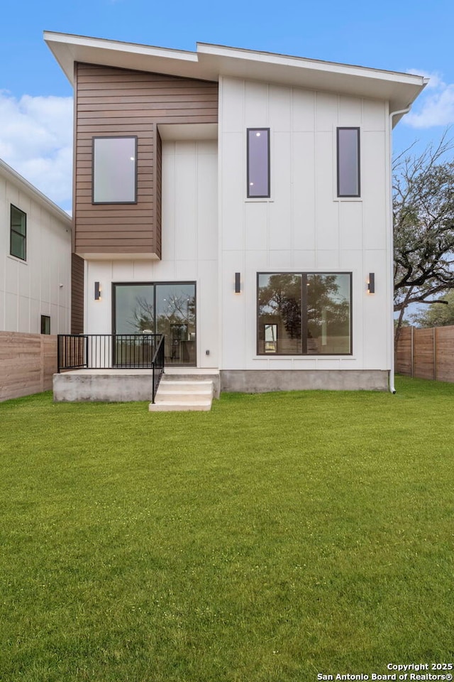 back of house featuring a yard