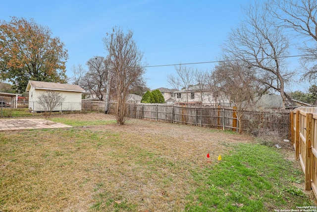 view of yard featuring a patio area