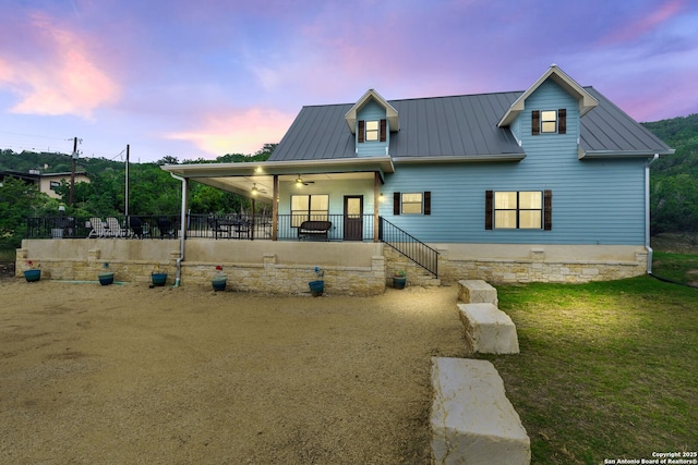 view of front of house featuring a lawn and ceiling fan