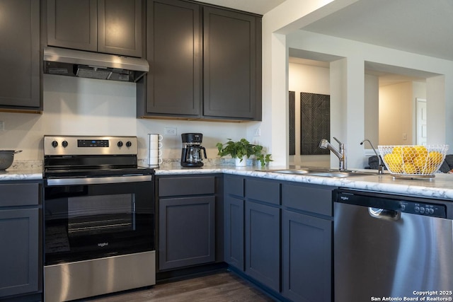 kitchen with dark wood-type flooring, appliances with stainless steel finishes, gray cabinets, and sink