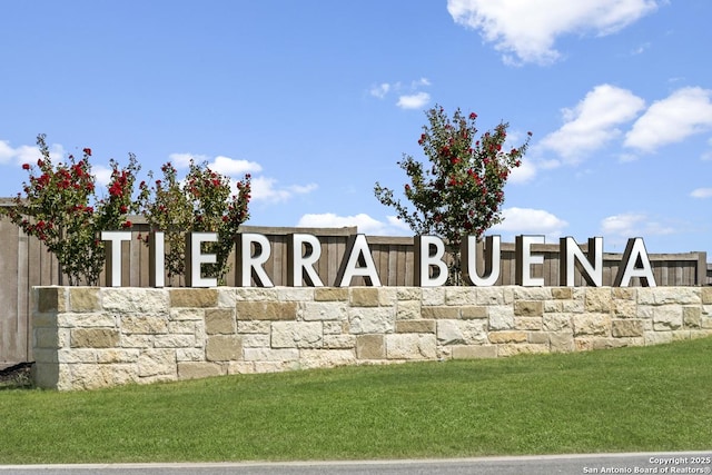 community sign featuring a yard