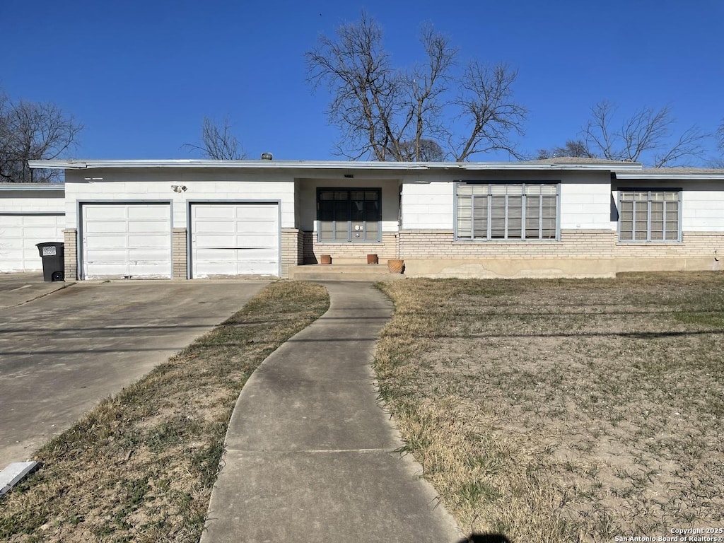 view of front of house with a garage and a front yard