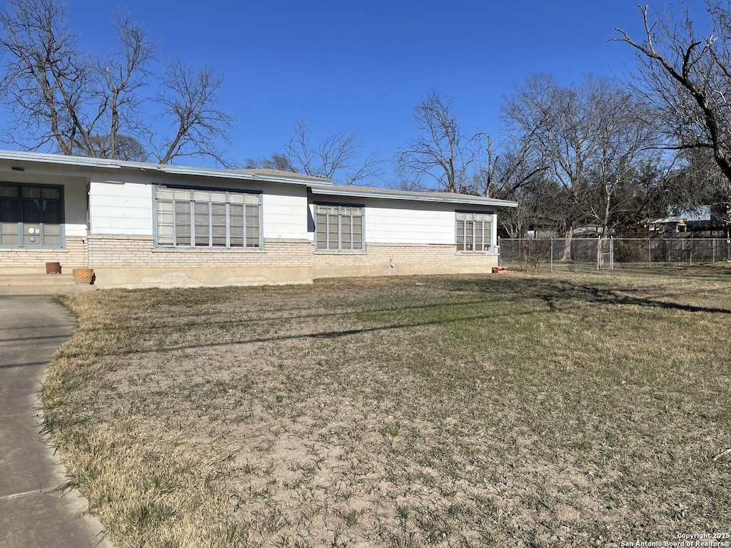 view of front of property featuring a front lawn