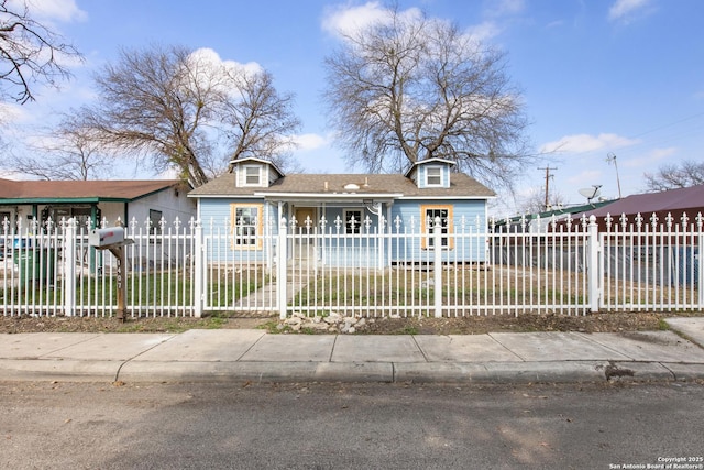 view of front of house featuring a front yard