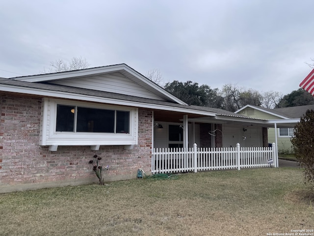 view of front facade with a front lawn