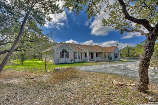 single story home with a front lawn