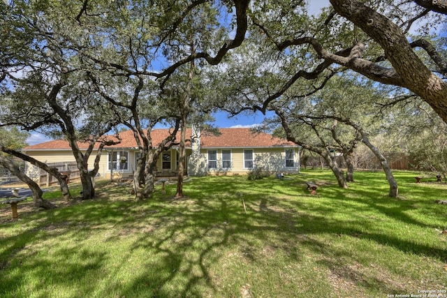 view of front facade featuring a front yard