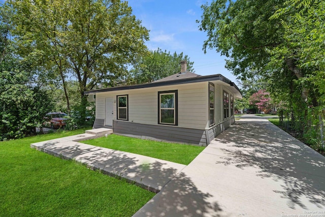 view of front of home featuring a front yard