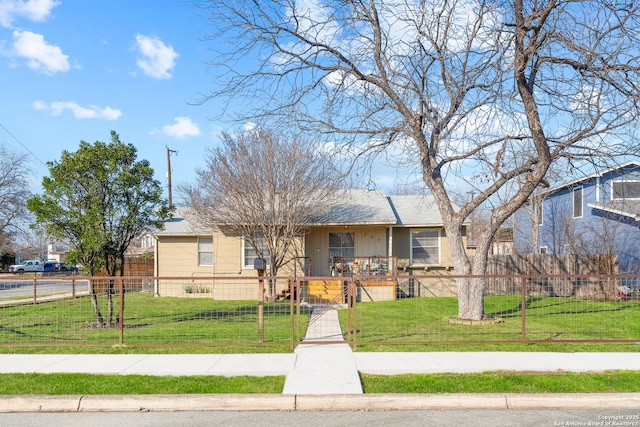 view of front of house featuring a front lawn