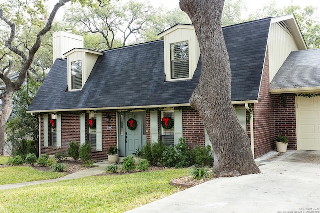 view of front of property with a front yard