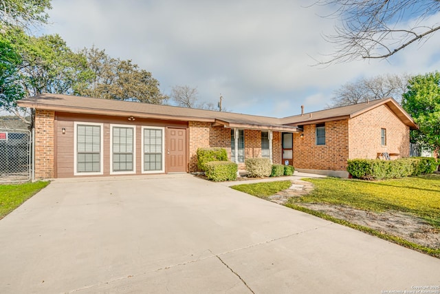 single story home featuring a front lawn