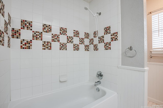 bathroom with tiled shower / bath combo