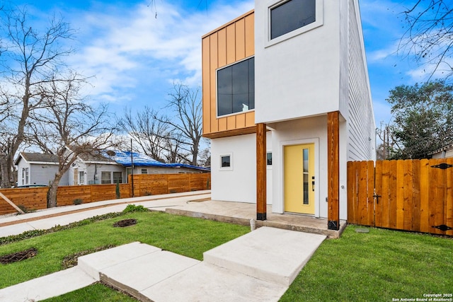 contemporary house with a front yard