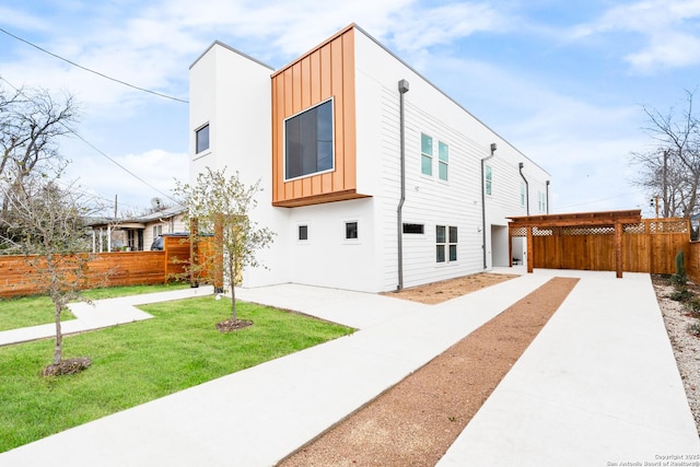 view of front of property featuring a front yard