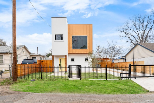 view of front of home featuring a front yard