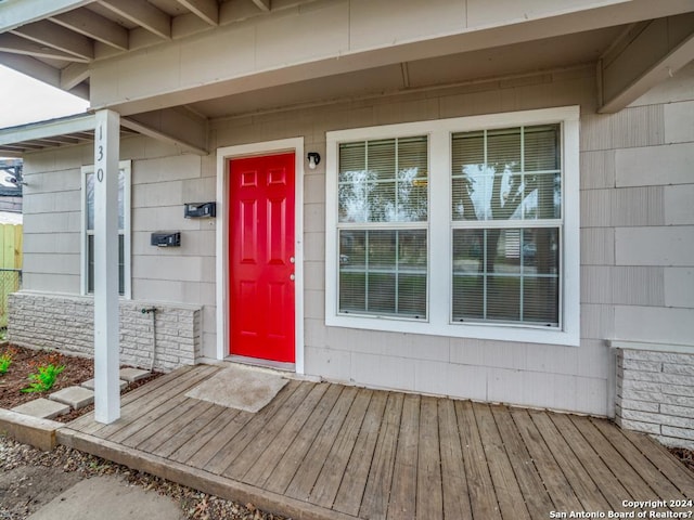 property entrance featuring a deck