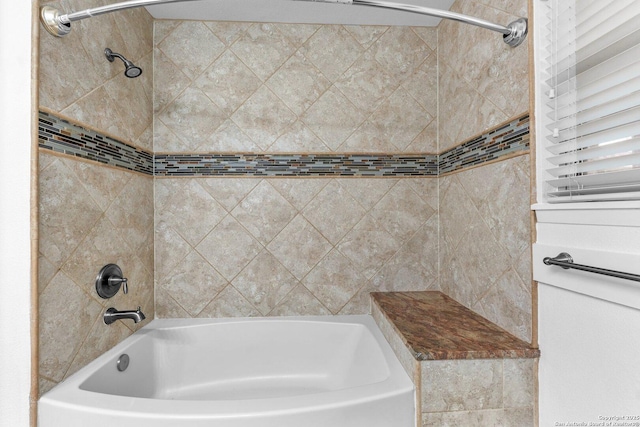 bathroom with tiled shower / bath