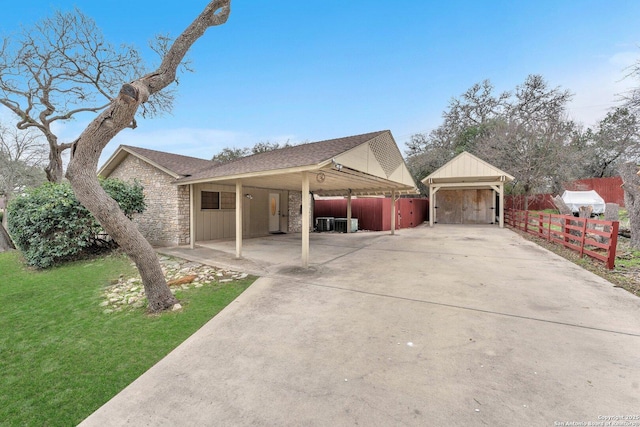 view of front of house featuring a carport and a front lawn