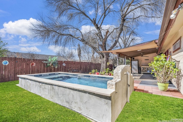 view of pool featuring ceiling fan and a yard