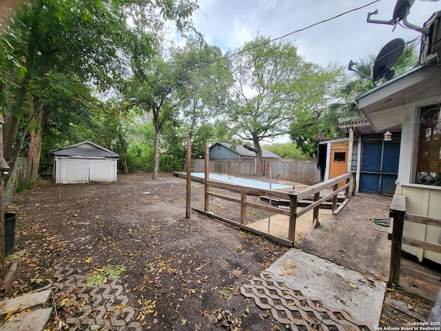 view of yard featuring a storage shed