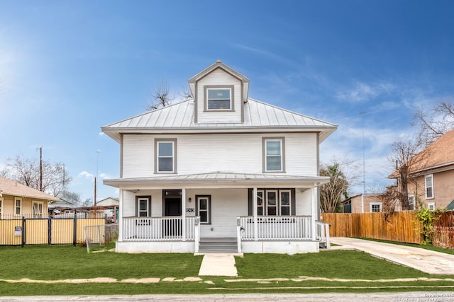 view of front facade featuring a front yard and covered porch