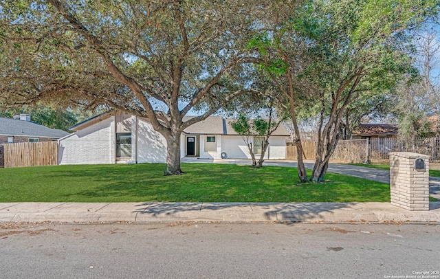 view of front of home featuring a front yard